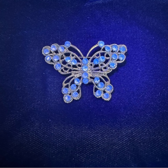 Vintage Gold Tone Butterfly With Clear Faceted Rhinestones Brooch Pin - Picture 2 of 6